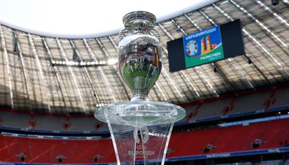 Esta foto tomada el 13 de mayo de 2024, muestra el trofeo del Campeonato Europeo de Fútbol UEFA Euro 2024, en exhibición dentro del Allianz Arena.