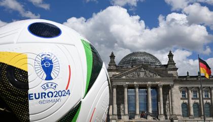 Un balón gigante dela Eurocopa se encuentra frente al edificio del Reichstag que alberga el Bundestag, el 13 de junio de 2024.