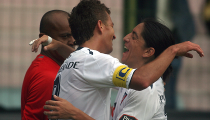 Patricio Urrutia y Damián Manso se abrazan en un partido con Liga, en Quito, el 4 de marzo de 2008.