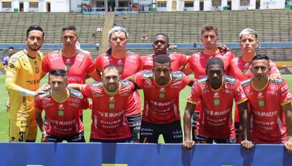 Los jugadores de Deportivo Cuenca posan antes del partido ante Universidad Católica, por LigaPro, el 17 de marzo de 2024. 