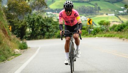 El ciclista Richard Carapaz cumple un entrenamiento en el Carchi, en mayo de 2024.