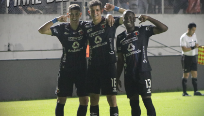 Los jugadores de Deportivo Quito festejan un gol ante Juventud en Chillogallo, el 5 de junio de 2024.