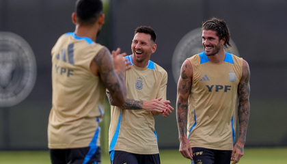 Lionel Messi y Rodrigo de Paul sonríen durante un entrenamiento con la selección argentina en Miami, el 5 de junio de 2024.