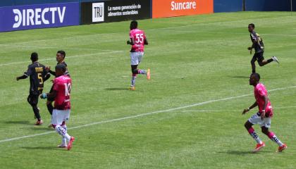 Keny Arroyo, Juan Riquelme Angulo y Justin Lerma, jugadores de Independiente del Valle, 6 de junio de 2024.