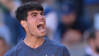 Carlos Alcaraz celebra su triunfo ante Jannik Sinner, en la semifinal del Roland Garros, este 7 de junio de 2023.