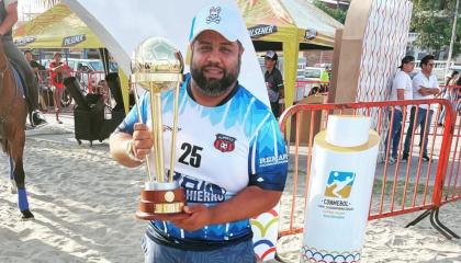 Christian Cobos, celebrando un triunfo con el Club Playas FC.