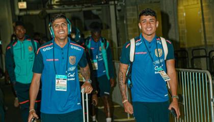 Piero Hincapié junto a Kendry Páez (d), llegando al estadio Soldier Field para enfrentar a Argentina, este 9 de junio de 2024.