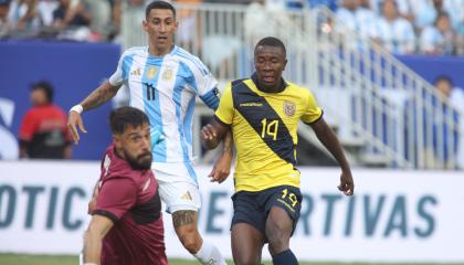 Ángel Di María de Argentina y Alan Minda de Ecuador observan el gol junto al portero de Ecuador Hernán Galíndez, el domingo 9 de junio de 2024.