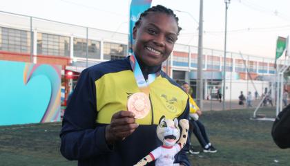 Vanessa Chalá poa con su medalla de bronce de los Juegos Suramericanos Asunción 2022.