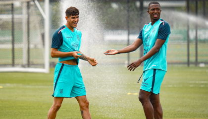 Piero Hincapié y Willian Pacho sonríen durante un entrenamiento en Estados Unidos, el 11 de junio de 2024.