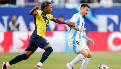 Joao Ortiz, de Ecuador, y Lionel Messi, de Argentina, disputan un balón en el amistoso del 9 de junio de 2024, en Estados Unidos.