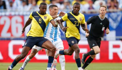 Willian Pacho y Moisés Caicedo, de Ecuador, disputan un balón con Ángel Di María, de Argentina, en el partido amistoso del 9 de junio de 2024.