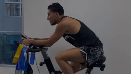 El jugador de Barcelona SC, Joao Rojas, entrenando en una bicicleta estática el 10 de junio de 2024.