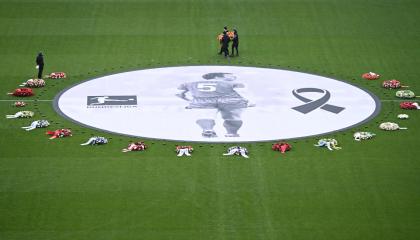 Los miembros del personal colocan coronas de flores junto a una fotografía de la fallecida leyenda del fútbol alemán Franz Beckenbauer antes de una ceremonia de despedida organizada por su histórico club Bayern Munich en el estadio Allianz Arena en Munich, sur de Alemania, el 19 de enero de 2024.