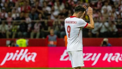 El delantero polaco Robert Lewandowski abandona el campo durante el partido amistoso ante Turquía en Varsovia, el 10 de junio de 2024.