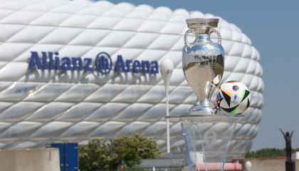 Vista del trofeo de la Eurocopa con el Allianz Arena de fondo, en Múnich, el 13 de mayo de 2024.