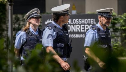 Agentes de policía alemanes en la base de concentración del equipo belga ante de la Eurocopa, el 12 de junio de 2024.