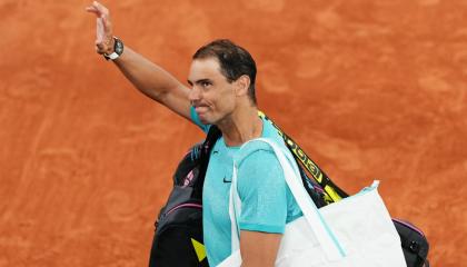 Rafael Nadal hace un gesto al público cuando abandona la cancha después de perder contra el alemán Alexander Zverev en el complejo Roland Garros, el 27 de mayo de 2024.