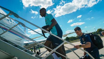 Félix Torres se sube a un avión para viajar con la selección de Ecuador, el 8 de junio de 2024.