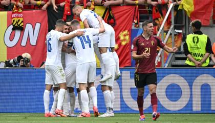 Los jugadores de Eslovaquia celebran un gol ante Bélgica en la Eurocopa, el lunes 17 de junio de 2024.