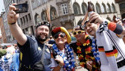 Hinchas de Escocia y de Alemania se hacen un selfie antes del partido del Grupo A de la Eurocopa, el 14 de junio de 2024.