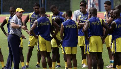 Luis Fernando Suárez durante un entrenamiento de Ecuador, en Puerto Ordaz, en Venezuela, el 25 de junio de 2007.