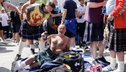 Los seguidores de Escocia con cerveza en la plaza central Marienplatz antes del partido ante Alemania, el 14 de junio de 2024. 