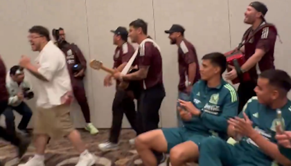 Los jugadores de la selección de México cantan junto al Grupo Frontera en su hotel de concentración, el 13 de junio de 2024.