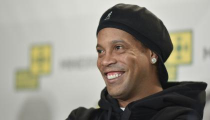 El exfutbolista brasileño Ronaldinho Gaucho asiste a una conferencia de prensa durante una ceremonia para sellar sus huellas en el museo de fútbol del Estadio Mineirao en Belo Horizonte, estado de Minas Gerais, el 21 de mayo de 2018.