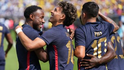 John Yeboah y Jeremy Sarmiento, de Ecuador, celebran el triunfo ante Honduras en el amistoso del domingo 16 de junio de 2024.