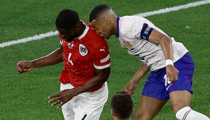 El delantero francés Kylian Mbappé choca con el defensa austriaco Kevin Danso durante el partido de fútbol del Grupo D de la UEFA Euro 2024 ante Austria.