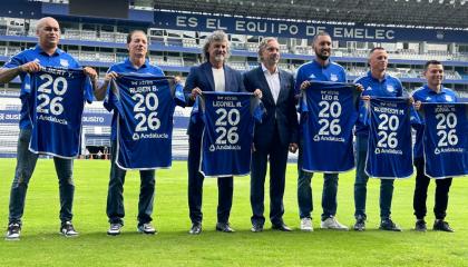 El presidente de Emelec, José Pileggi, presenta al cuerpo técnico de Leonel Álvarez, el 18 de junio de 2024. 