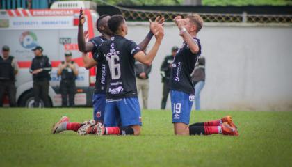 Los jugadores de Deportivo Quito celebran en el partido ante Real Puerto Quito, el 19 de junio de 2024.