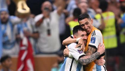 Lionel Messi y Ángel Di María festejan durante la final ante Francia durante el Mundial de Qatar 2022.