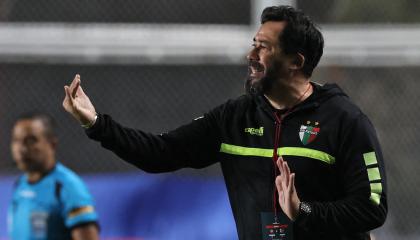 El entrenador argentino de Palestino, Pablo Sánchez, hace gestos durante el partido de fútbol de vuelta de la fase de grupos de la Copa Sudamericana entre el San Lorenzo de Argentina y el Palestino de Chile en el estadio Pedro Bidegain de Buenos Aires el 8 de junio de 2023.