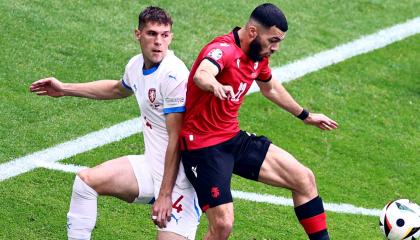 Robin Hranac de República Checa y Georges Mikautadze de Georgia durante el partido de la Eurocopa, en Hamburgo, el sábado 22 de junio de 2024.