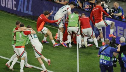 Jugadores de Hungría celebrando su gol ante Escocia, 23 de junio de 2024.