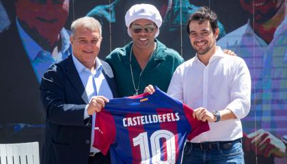 El presidente del FC Barcelona, Joan Laporta y el exjugador azulgrana 'Ronaldinho' fueron homenajeados este sábado 22 de junio 
en Castelldefels.