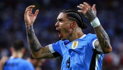 El delantero Darwin Núñez, de Uruguay, levanta los brazos en el festejo de su gol ante Panamá en la Copa América, el domingo 23 de junio de 2024.