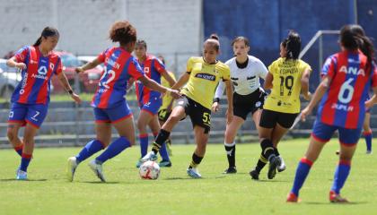 Las jugadoras de Barcelona y Quito FC disputan un balón en la Superliga, el domingo 23 de junio de 2024.