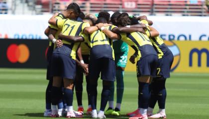 Los jugadores de Ecuador se abrazan antes del partido ante Venezuela en la Copa América, el sábado 22 de junio de 2024.