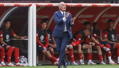 El director técnico de Costa Rica, Gustavo Alfaro, dirige a su selección ante Brasil en la Copa América, el lunes 24 de junio de 2024.