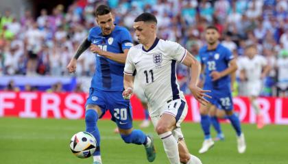 Phil Foden de Inglaterra, en acción durante el partido del Grupo C de la Eurocopa ante  Eslovenia en Colonia, el 25 de junio de 2024.