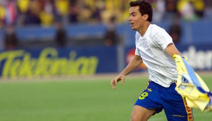 Jaime Ivan Kaviedes festeja el primer gol de Ecuador contra Uruguay, en Quito, el 07 de noviembre de 2001. 