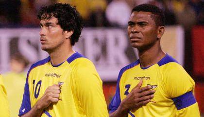 Jaime Ivan Kaviedes e van Hurtado cantan el himno nacional antes de un partido amistoso ante Colombia, el 24 de mayo de 2006.