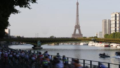 Un grupo de ciclistas recorre las orillas del río Sena cerca de la Torre Eiffel, en París.