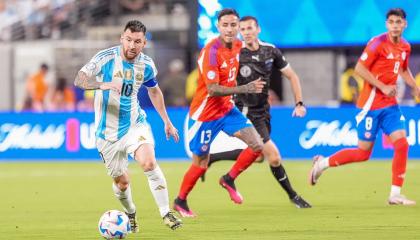 Lionel Messi disputando la pelota durante el partido ante Chile el 25 de junio.