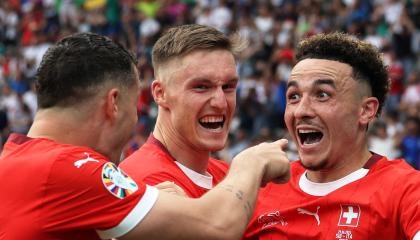 Los futbolistas suizos celebran uno de sus goles ante Italia, este 29 de junio.