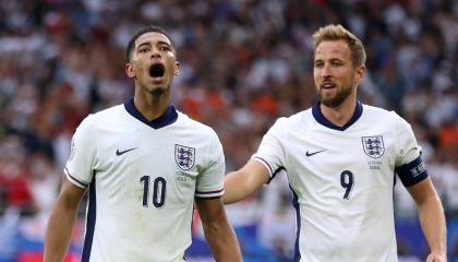 Jude Bellingham y Harry Kane celebran uno de goles este 30 de junio.