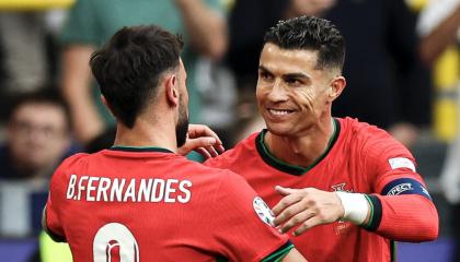 Bruno Fernandes y Cristiano Ronaldo celebran un gol de Portugal, el 23 de junio de 2024.